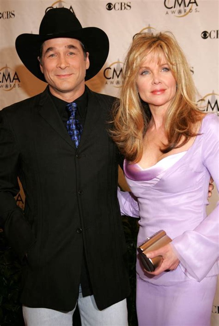 Lisa Hartman Black Bio, Wiki, Age, Height, Parents, Husband, Plastic Surgery, Movies, and Net Worth.