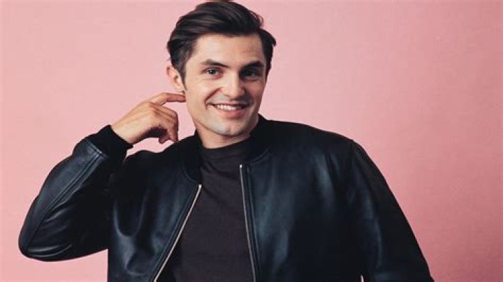 Phil Dunster Height, Weight, Net Worth, Age, Birthday, Wikipedia, Who, Nationality, Biography